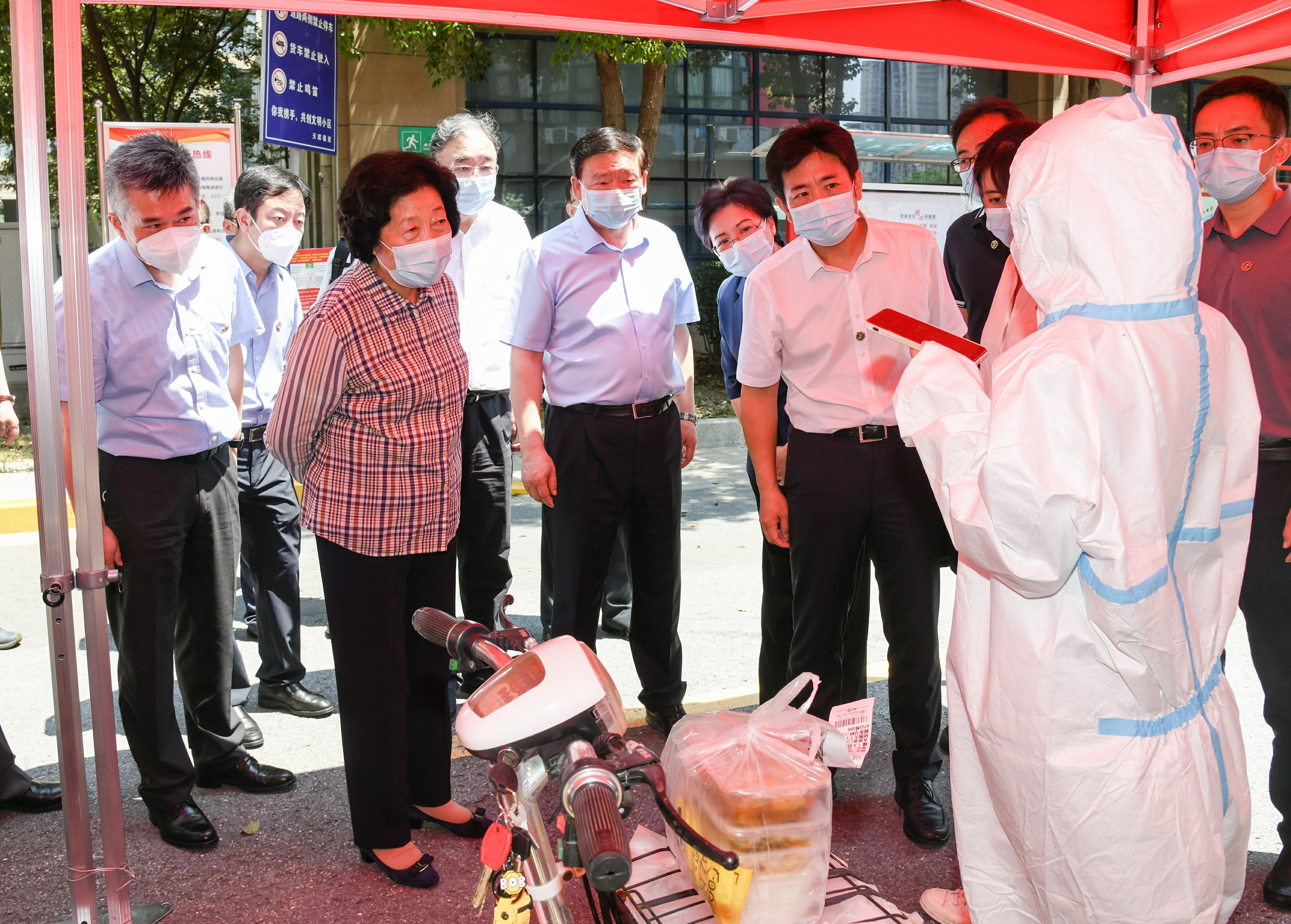 孙春兰副总理来到南京市江宁区天琪福苑小区了解封控管理情况